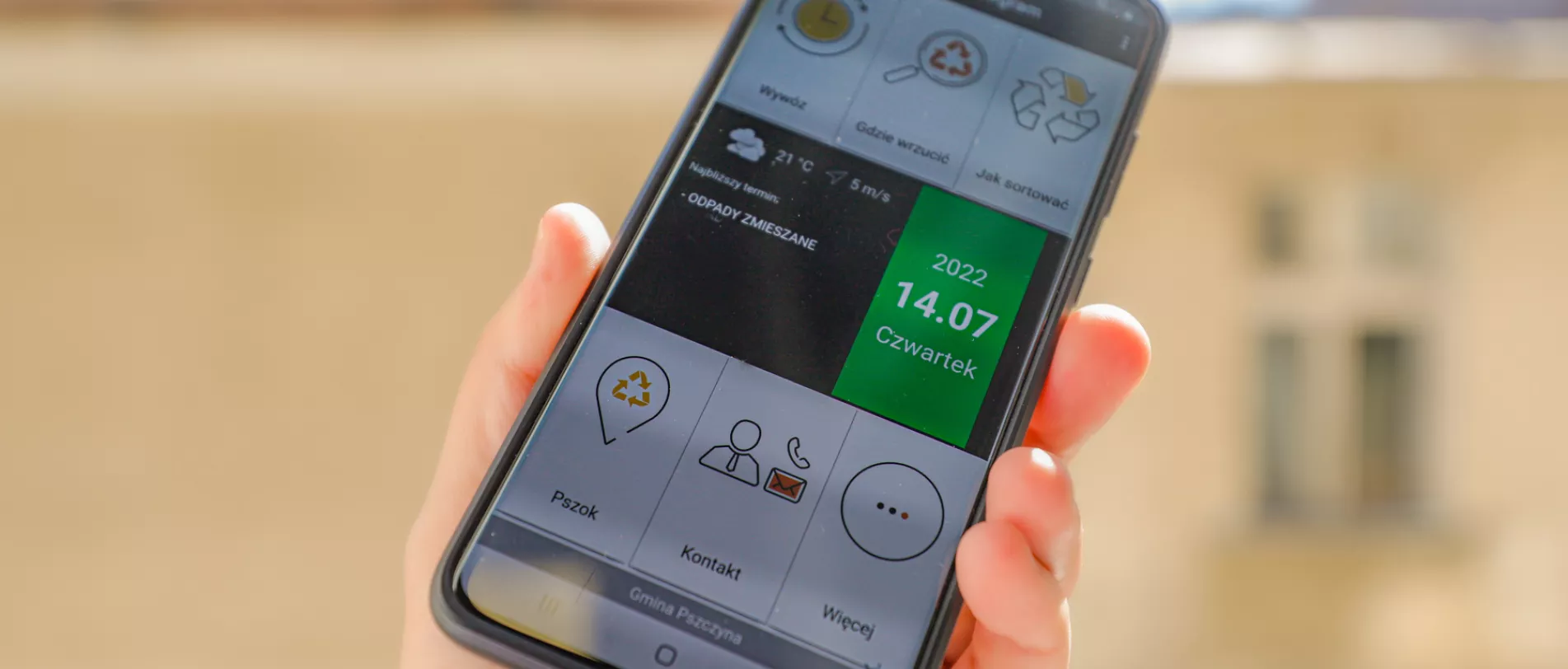telefon komórkowy z aplikacją EcoHarmonogram na ekranie