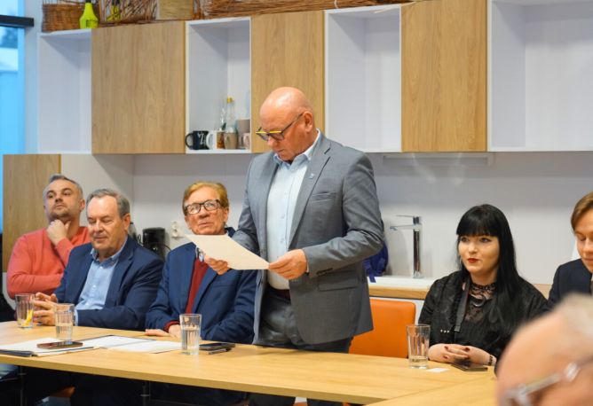 Burmistrz Pszczyny Dariusz Skrobol przemawiający podczas Rady Społecznej Wyższej Szkoły Ekonomiczno-Humanistycznej