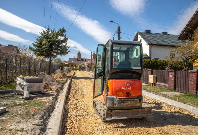 minikoparka na remontowanej drodze