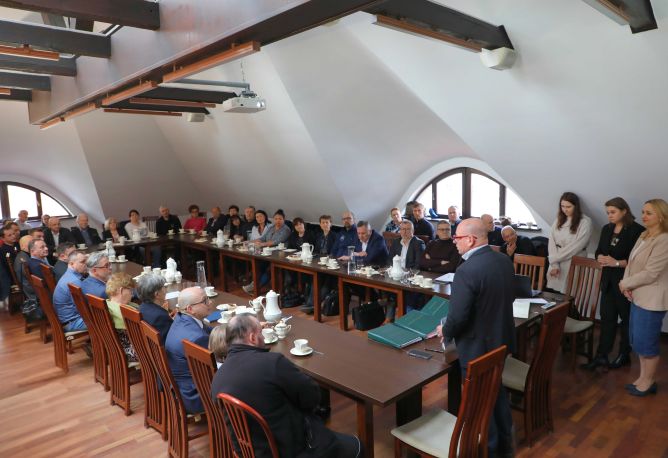 Burmistrz Pszczyny w sali konferencyjnej z przedstawicielami organizacji pozarządowych