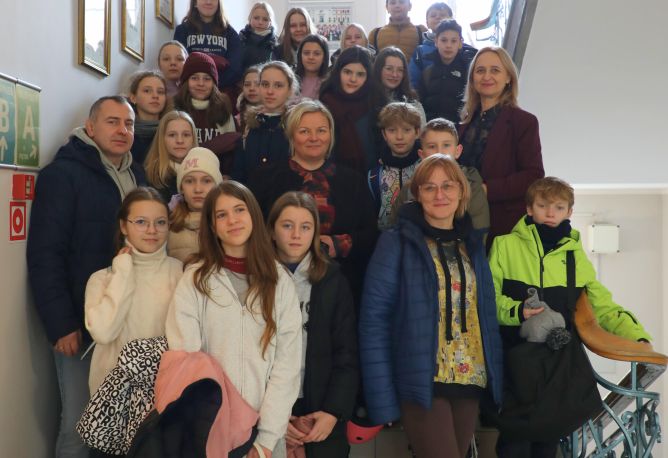grupa uczniów z zastępcą burmistrza w Urzędzie Miejskim w Pszczynie