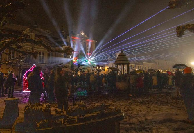 nocny pokaz laserów z balkonu ratusza w Pszczynie