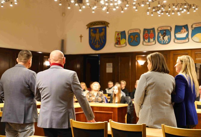 Burmistrz wraz z organizatorami Wigilii Bez Samotności dziękują grupie wolontariuszy na Sali Sesyjnej Urzędu Miejskiego w Pszczynie