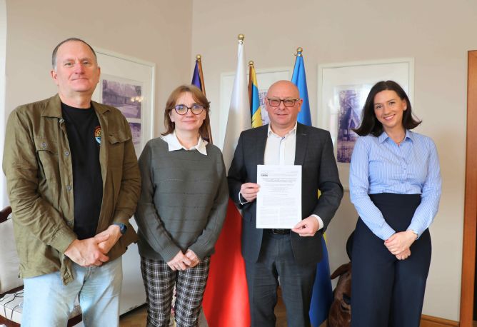 Burmistrz wraz z dr hab. Andrzejem Woźnicą oraz dr Anną Piekarską-Stachowiak - naukowcami z Uniwersytetu Śląskiego 