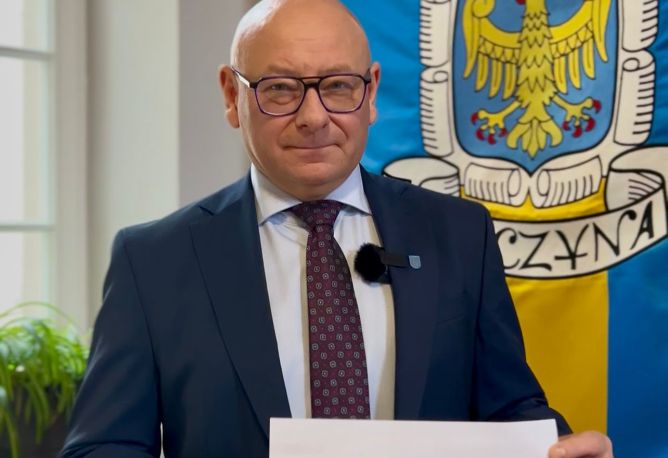 Burmistrz Pszczyny z kartką, na której pisze 1,5%