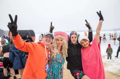 grupa ludzi stojąca na plaży podczas wydarzenia WOŚP