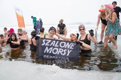 grupa osób morsująca w jeziorze 