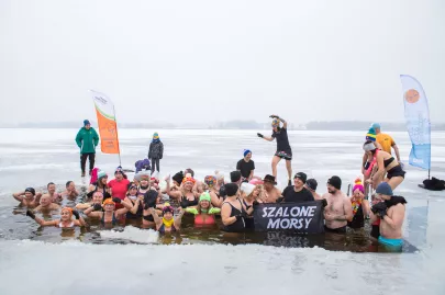 grupa osób morsująca w jeziorze 