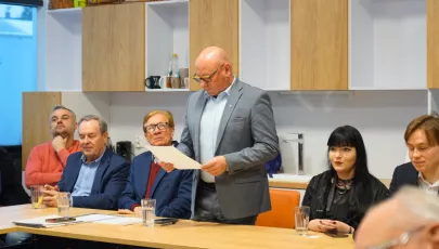 Burmistrz Pszczyny Dariusz Skrobol przemawiający podczas Rady Społecznej Wyższej Szkoły Ekonomiczno-Humanistycznej