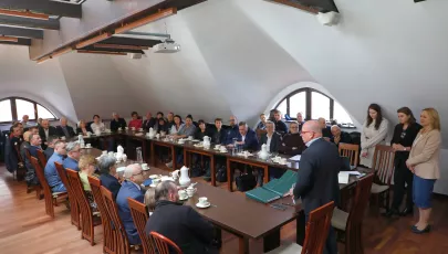 Burmistrz Pszczyny w sali konferencyjnej z przedstawicielami organizacji pozarządowych