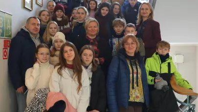 grupa uczniów z zastępcą burmistrza w Urzędzie Miejskim w Pszczynie
