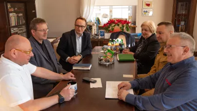 Burmistrz wraz z urzędnikami podczas rozmowy z przedstawicielami Ochotniczej Straży Pożarnej przy stole
