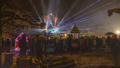 nocny pokaz laserów z balkonu ratusza w Pszczynie