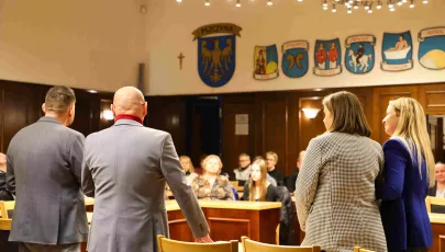 Burmistrz wraz z organizatorami Wigilii Bez Samotności dziękują grupie wolontariuszy na Sali Sesyjnej Urzędu Miejskiego w Pszczynie