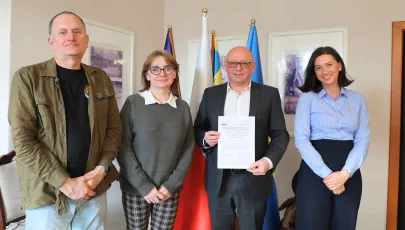 Burmistrz wraz z dr hab. Andrzejem Woźnicą oraz dr Anną Piekarską-Stachowiak - naukowcami z Uniwersytetu Śląskiego 