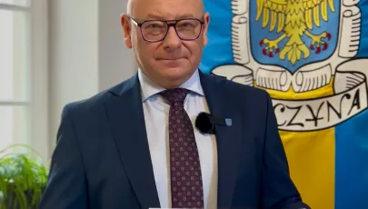 Burmistrz Pszczyny z kartką, na której pisze 1,5%
